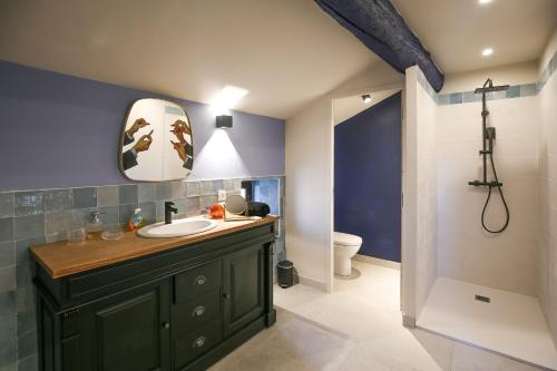 uma casa de banho com um lavatório, um WC e um espelho. em REMY A DIT em Saint-Rémy-de-Provence