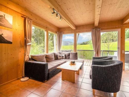 ein Wohnzimmer mit einem Sofa und 2 Stühlen in der Unterkunft Chalet in St Georgen ob Murau near ski area in Sankt Georgen ob Murau