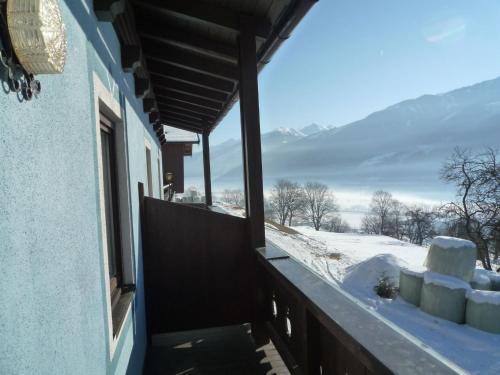 einen Balkon mit Blick auf die schneebedeckten Berge in der Unterkunft Spacious Apartment with close to Skiing Points in Mittersill