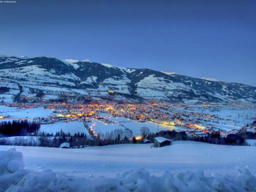 eine Stadt voller Schnee in der Nacht mit Lichtern in der Unterkunft Spacious Apartment with close to Skiing Points in Mittersill
