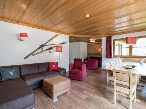 Ein Sitzbereich in der Unterkunft Luxurious Apartment in Saalbach Hinterglemm near Ski area