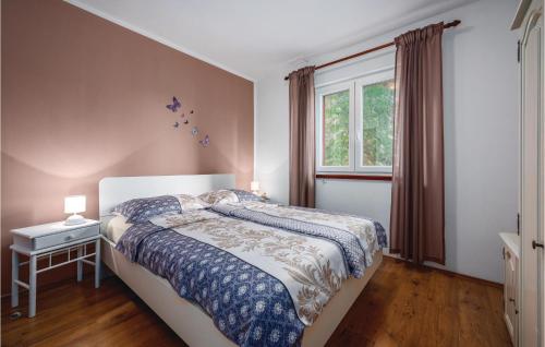 Säng eller sängar i ett rum på 3 Bedroom Nice Home In Breg