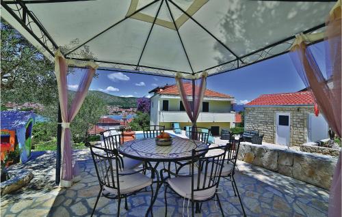 Un patio con una mesa y sillas en un balcón. en Apartment Trogir With Sea View 06, en Trogir