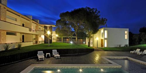 una casa con piscina junto a un edificio en Punta vacaciones en Las Gaviotas