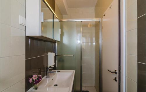 2 Bedroom Cozy Home In Opuzen tesisinde bir banyo
