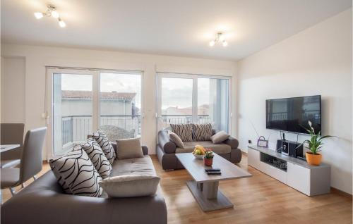 Televízia a/alebo spoločenská miestnosť v ubytovaní Stunning Apartment In Podstrana