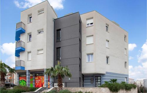 Pet Friendly Apartment In Podstrana