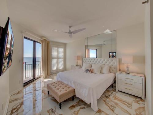 1 dormitorio con cama, tocador y espejo en Seachase 803W by Vacation Homes Collection en Orange Beach