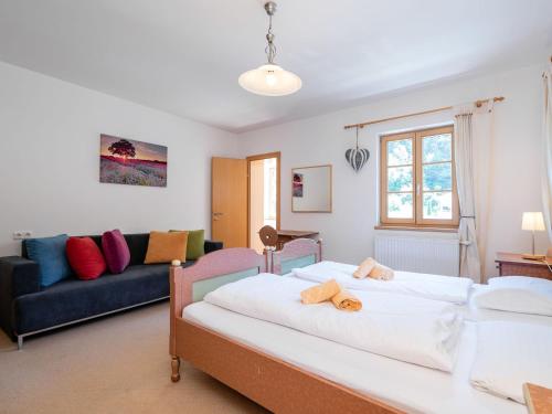 um quarto com uma cama grande e um sofá em Spacious Villa in Zell am See near Ski Area em Zell am See