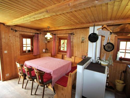 オーバーフェラッハにあるChalet in Obervellach Carinthiaのキッチン(テーブル、椅子付)