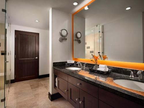 Un baño con dos lavabos y un espejo grande. en Hyatt Vacation Club at Sirena del Mar, en Cabo San Lucas