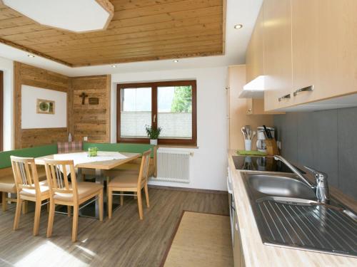 een keuken en eetkamer met een tafel en stoelen bij Modern Apartment in Langenfeld near Ski Area in Längenfeld