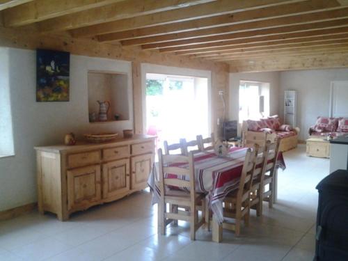 een keuken en eetkamer met een tafel en stoelen bij Au Nid d'hirondelles in Saint-André-de-Chalençon