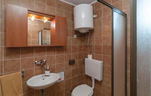 Vonios kambarys apgyvendinimo įstaigoje Beautiful Home In Rogac With House Sea View