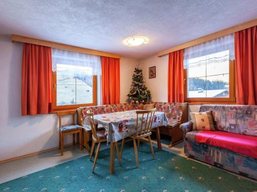 ゼーにあるApartment near the ski area in seaのダイニングルーム(テーブル、クリスマスツリー付)