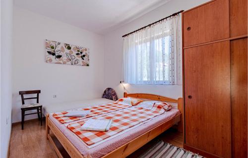 A bed or beds in a room at Stunning Home In Vela Luka With Outdoor Swimming Pool