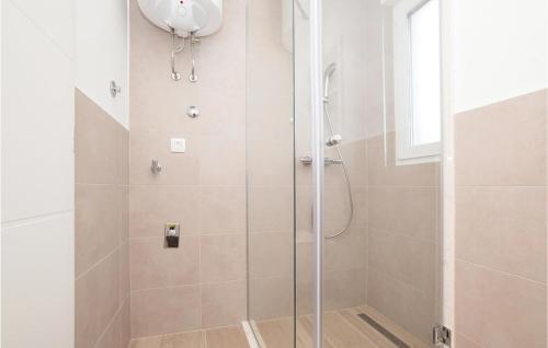 La salle de bains est pourvue d'une douche avec une porte en verre. dans l'établissement Nice Apartment In Trogir With Kitchen, à Trogir