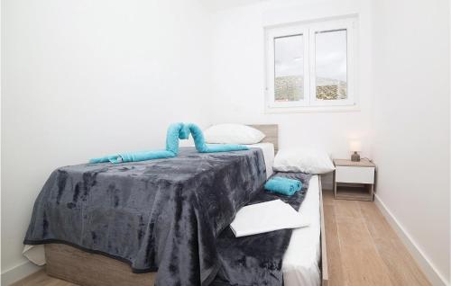 - une chambre avec un lit doté d'une couverture noire dans l'établissement Nice Apartment In Trogir With Kitchen, à Trogir