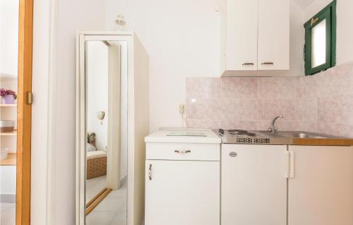 Kuhinja oz. manjša kuhinja v nastanitvi Cozy Home In Podgora With House A Panoramic View