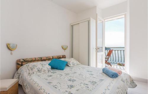 เตียงในห้องที่ Cozy Home In Podgora With House A Panoramic View