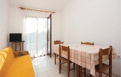 TV a/nebo společenská místnost v ubytování Three-Bedroom Apartment In Sibenik