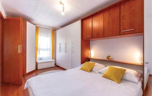 Cama ou camas em um quarto em 3 Bedroom Nice Home In Kostrena
