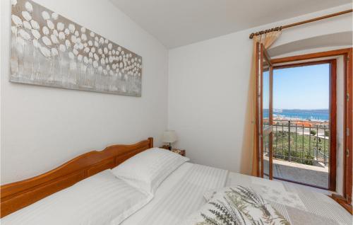 Postel nebo postele na pokoji v ubytování Awesome Home In Seget Donji With House Sea View