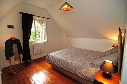 Schlafzimmer mit einem Bett und einem Fenster in der Unterkunft Gîte d'Airaines in Airaines