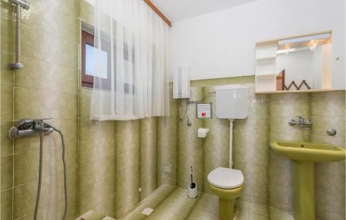 a bathroom with a yellow toilet and a sink at Gorgeous Apartment In Pinezici With Kitchen in Pinezici