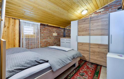 A bed or beds in a room at Stunning Home In Krizanec With Sauna