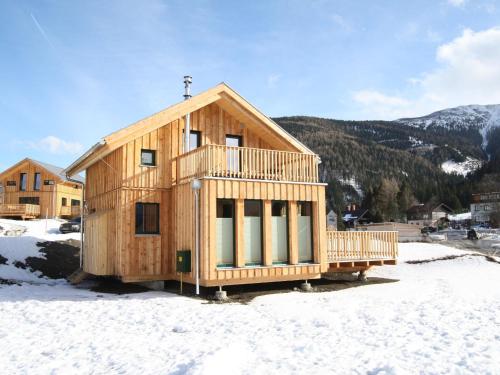 ein Holzhaus im Schnee mit Schnee in der Unterkunft Chalet in Hohentauern with sauna near ski area in Hohentauern