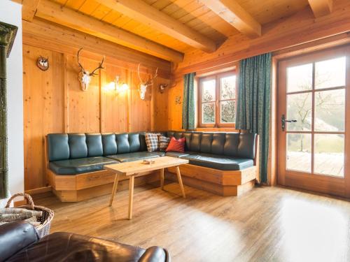 グロースアルルにあるCozy Chalet with Sauna in Gro arlのリビングルーム(ソファ、テーブル付)