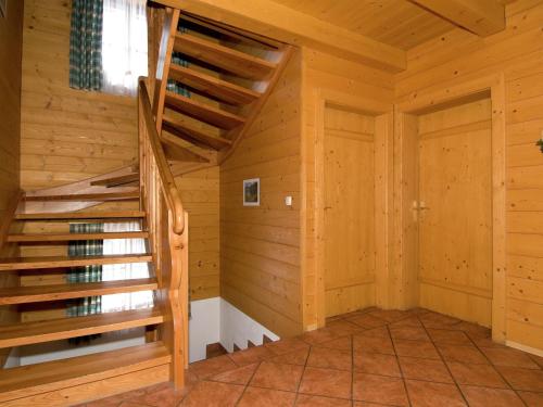 グロースアルルにあるCozy Chalet with Sauna in Gro arlのログキャビン内の階段付きの部屋