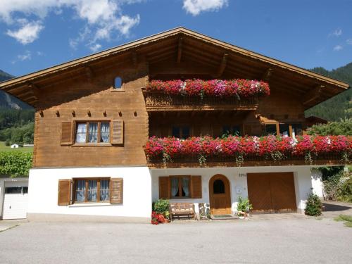 ザンクト・ガレンキルヒにあるApartment in Sankt Gallenkirch with terraceの花の家