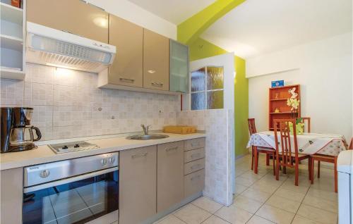 Kuchyň nebo kuchyňský kout v ubytování Gorgeous Apartment In Mali Losinj