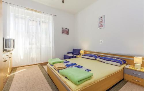 En eller flere senger på et rom på Amazing Apartment In Novi Vinodolski With Kitchen