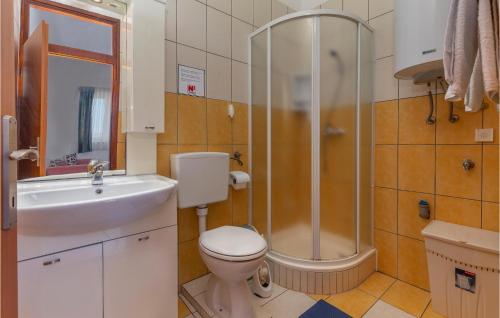 Ένα μπάνιο στο Stunning Apartment In Punat With Wifi