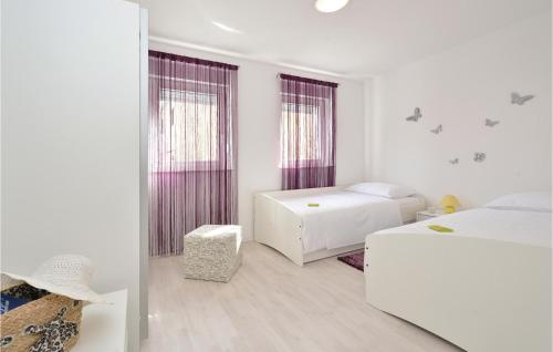 Ένα ή περισσότερα κρεβάτια σε δωμάτιο στο Gorgeous Apartment In Vrsi-mulo With Wifi