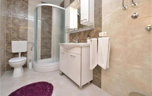 Ένα μπάνιο στο Gorgeous Apartment In Vrsi-mulo With Wifi