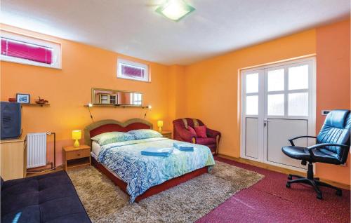 Postel nebo postele na pokoji v ubytování 5 Bedroom Gorgeous Home In Opatija