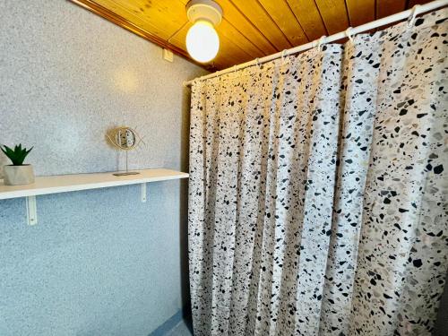 A bathroom at Inuk Hostels