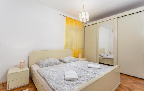2 Bedroom Stunning Home In Omisalj tesisinde bir odada yatak veya yataklar