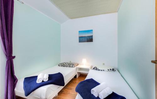 Ліжко або ліжка в номері Gorgeous Home In Krk With House A Panoramic View