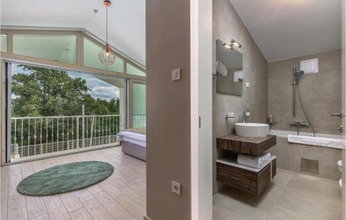 Bilik mandi di Beautiful Home In Veprinac With 4 Bedrooms, Sauna And Outdoor Swimming Pool