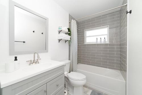 Baño blanco con lavabo y aseo en NEW Cozy House 5 Min Three Sisters Springs, en Crystal River