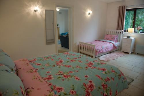 Katil atau katil-katil dalam bilik di Mountain View Apartment - short drive to beaches