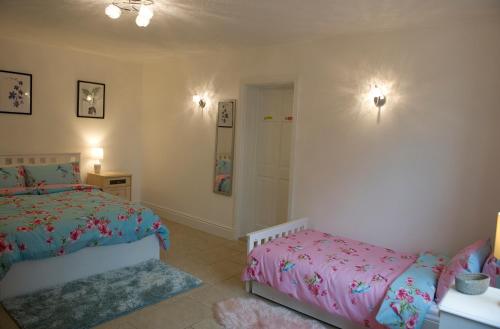 Katil atau katil-katil dalam bilik di Mountain View Apartment - short drive to beaches