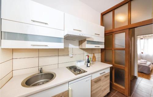 Η κουζίνα ή μικρή κουζίνα στο 2 Bedroom Gorgeous Apartment In Sv,petar