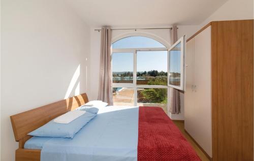 A bed or beds in a room at Amazing Apartment In Divulje With 2 Bedrooms, Wifi And Outdoor Swimming Pool