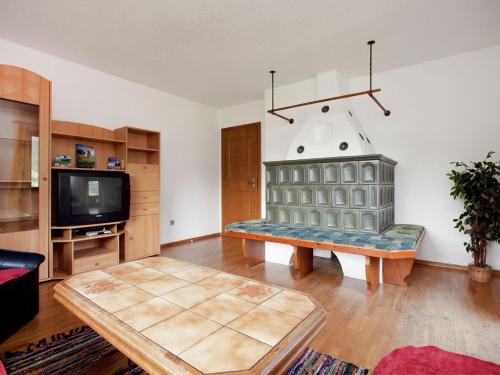 フューゲンにあるBeautiful apartment in Fugen Zillertalのリビングルーム(テーブル、テレビ付)